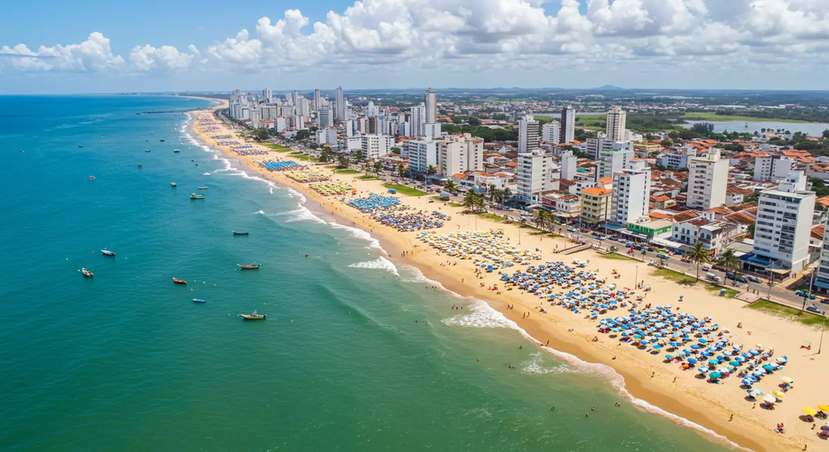 Orla de Maceió com praias urbanas e mar azul