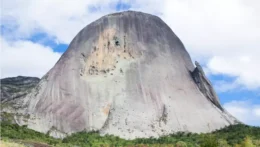 A Lenda dos Arranhões da Pedra Azul