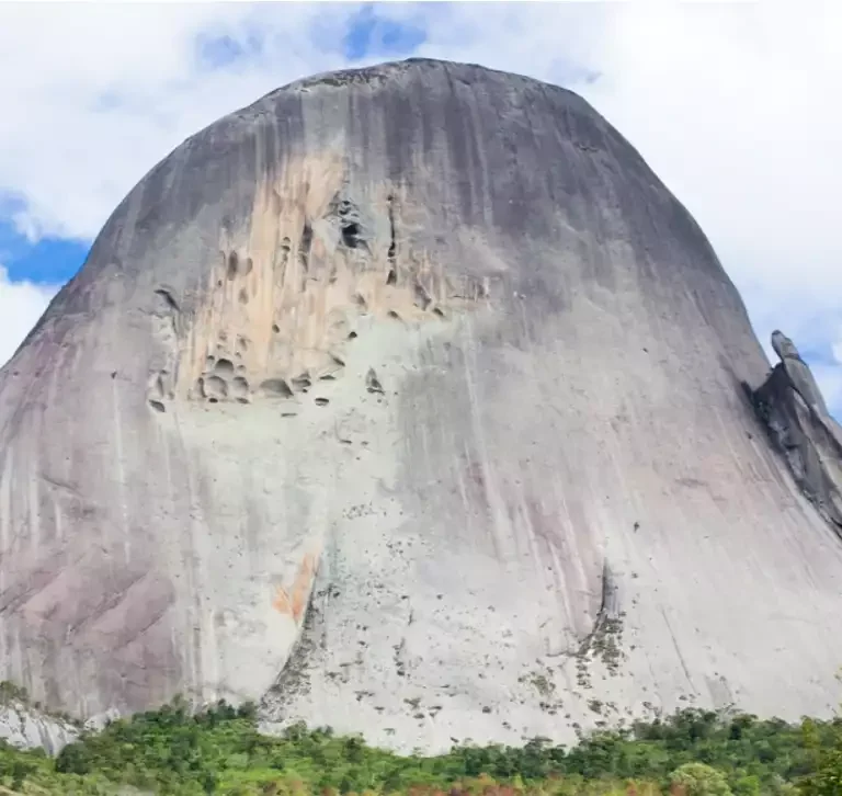 A Lenda dos Arranhões da Pedra Azul