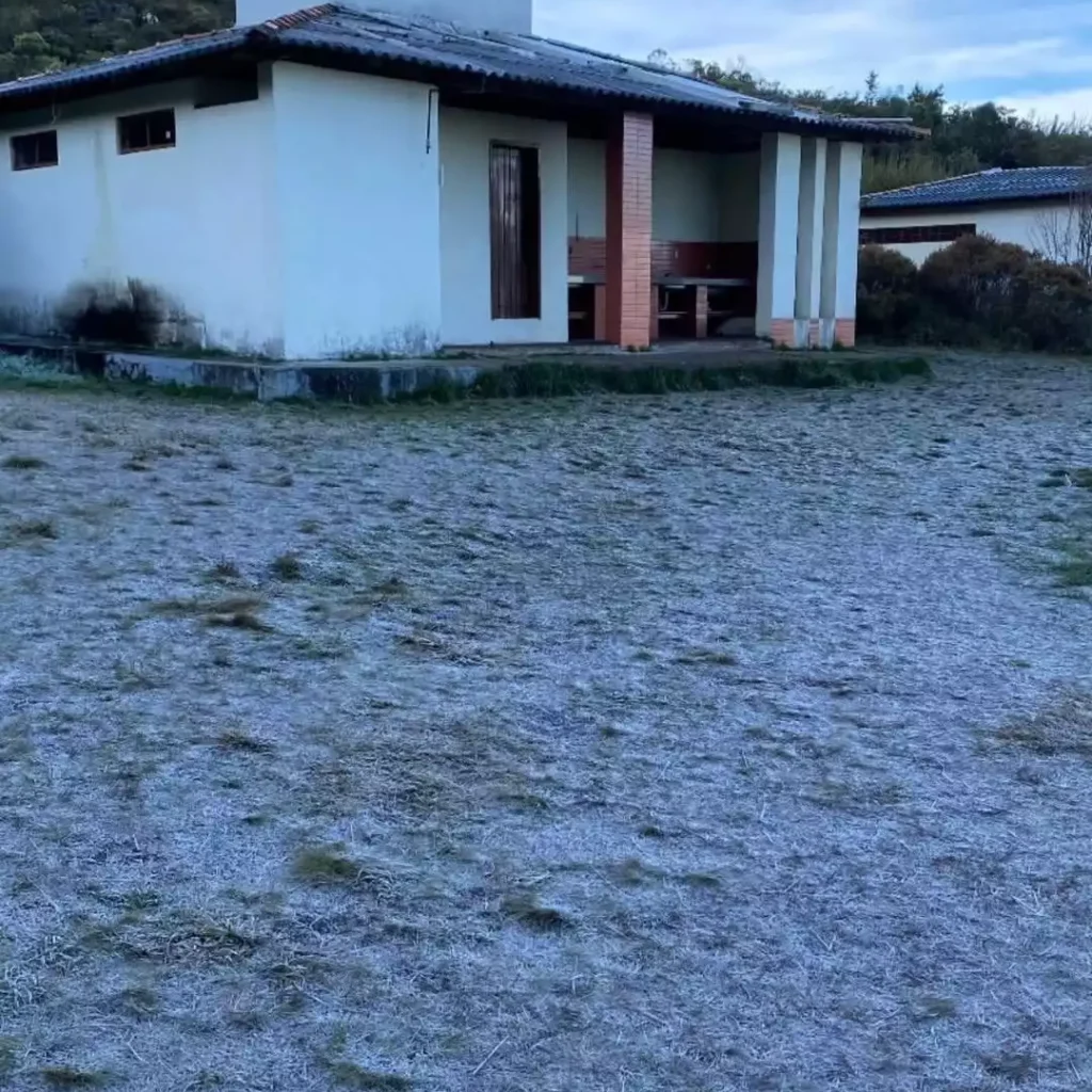 Cachoeira Congelada no Caparaó Inverno Surpreendente no ES