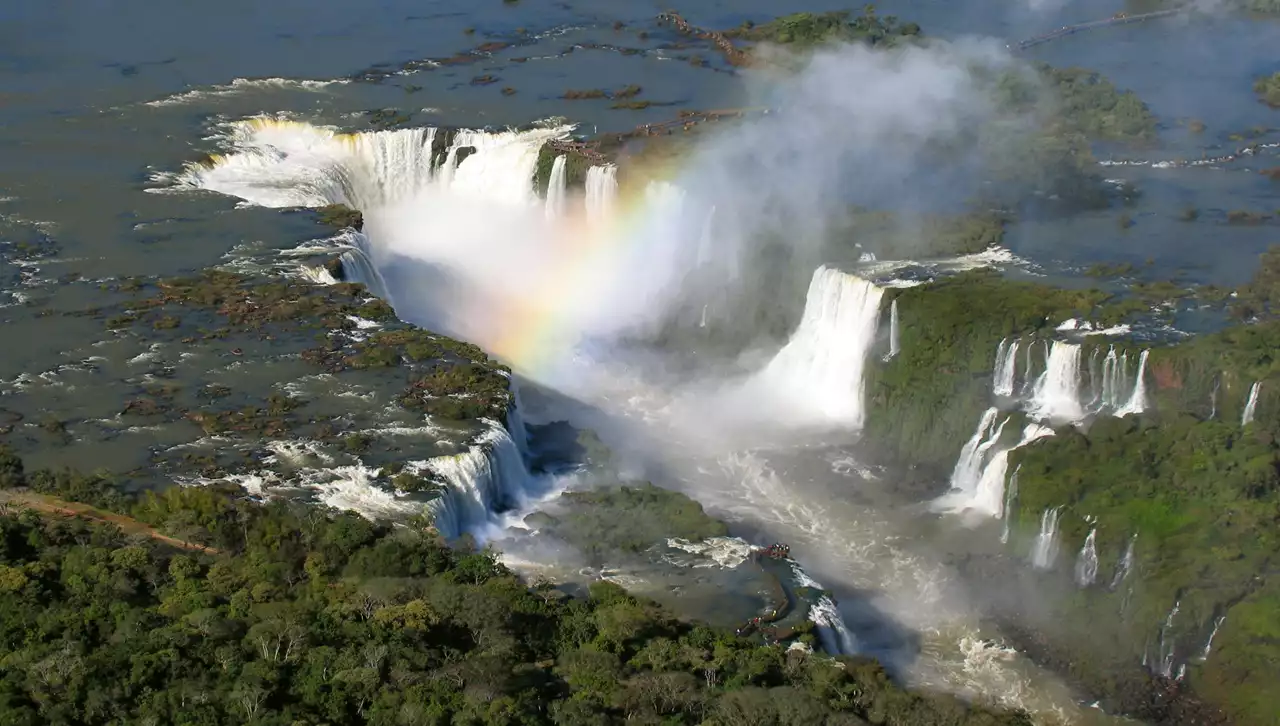 Cataratas do Iguaçu vistas de cima com arco-íris