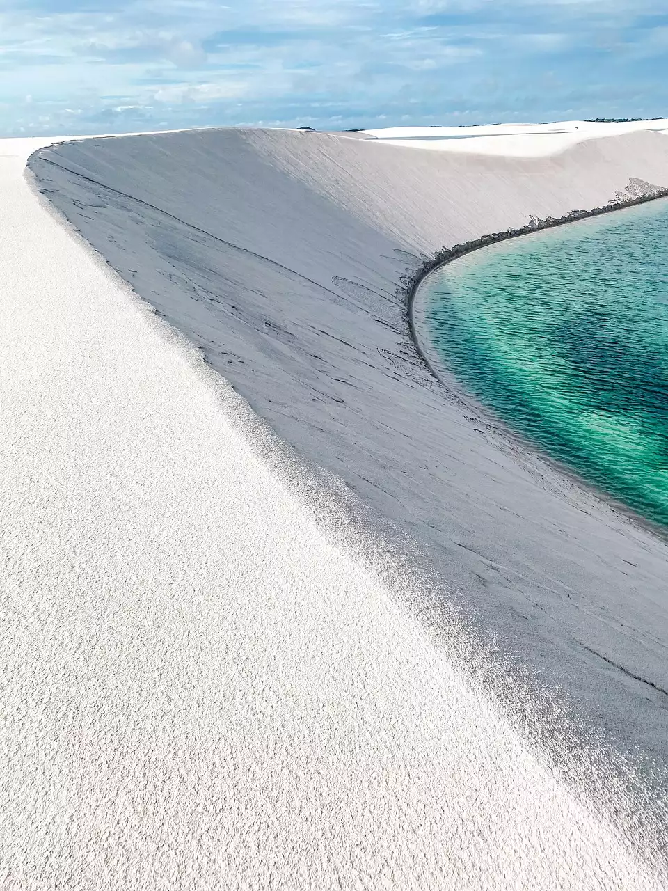Lençóis Maranhenses com dunas brancas e lagoas cristalinas na Rota das Emoções