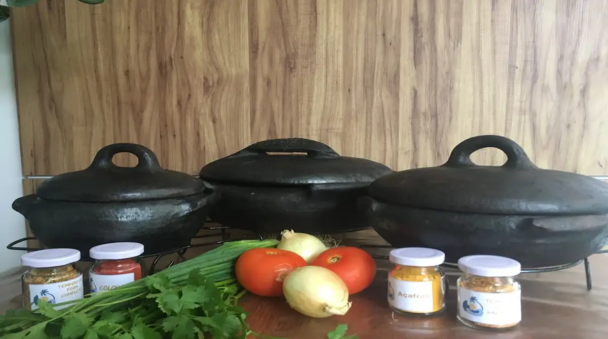 Paneleiras de Goiabeiras: Onde nasce a verdadeira alma da moqueca 9 Artesãs das Paneleiras de Goiabeiras modelando panelas de barro manualmente no Galpão em Vitória.