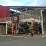 Artesãs das Paneleiras de Goiabeiras modelando panelas de barro manualmente no Galpão em Vitória.
