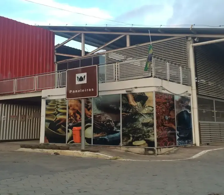 Artesãs das Paneleiras de Goiabeiras modelando panelas de barro manualmente no Galpão em Vitória.