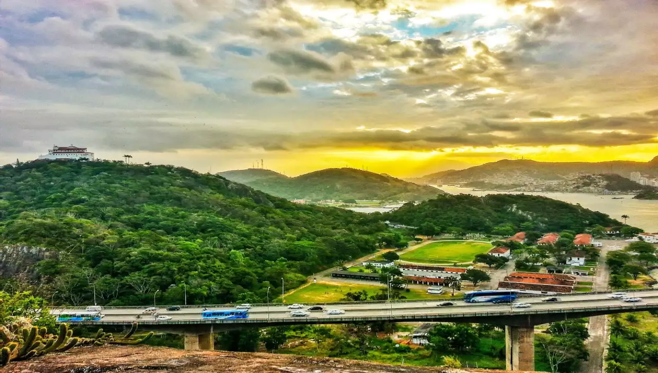 Trilha no Morro do Moreno em Vila Velha: como chegar, história, estrutura e dicas