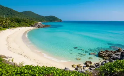 Vista panorâmica da Praia do Forno em Arraial do Cabo com águas azul turquesa, representando as praias mais azuis do Brasil."