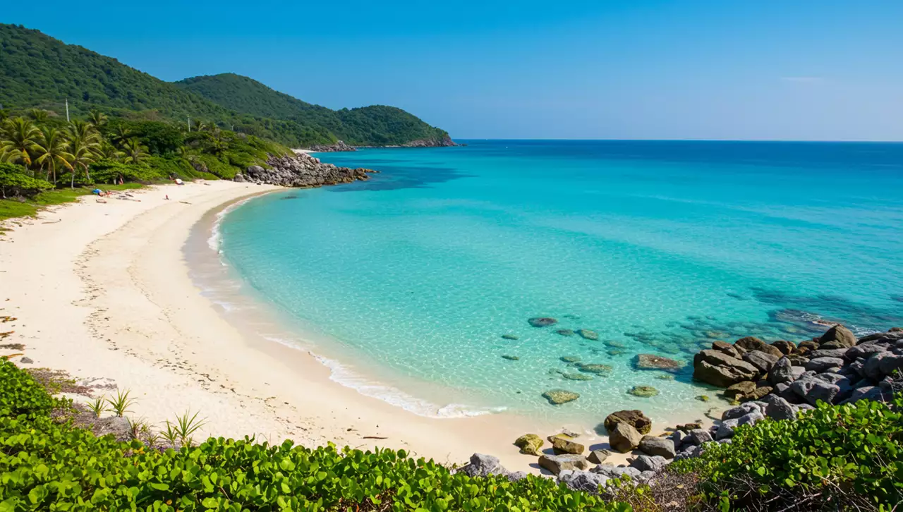 Praia do Forno em Arraial do Cabo com água azul e morros verdes