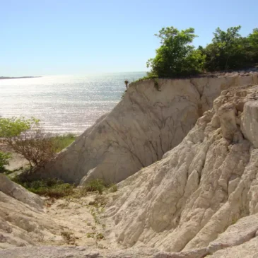 Falésias de Nova Almeida destino imperdível para turistas no ES