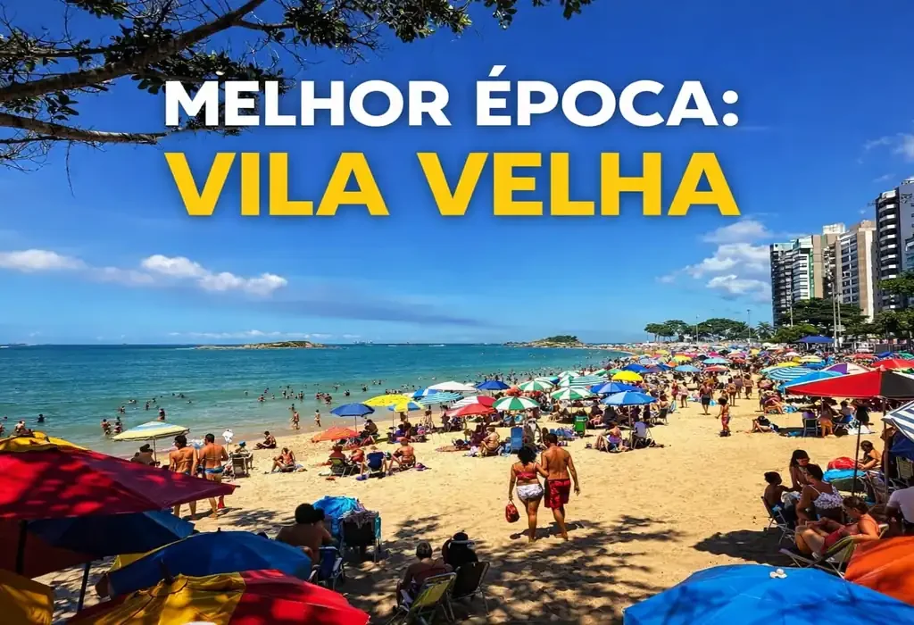 Praia da Costa em Vila Velha lotada de turistas em dia de sol com letreiro Melhor Época para Viajar.