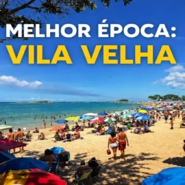 Praia da Costa em Vila Velha lotada de turistas em dia de sol com letreiro Melhor Época para Viajar.