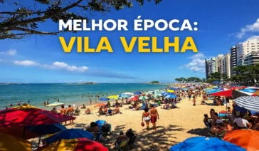 Praia da Costa em Vila Velha lotada de turistas em dia de sol com letreiro Melhor Época para Viajar.