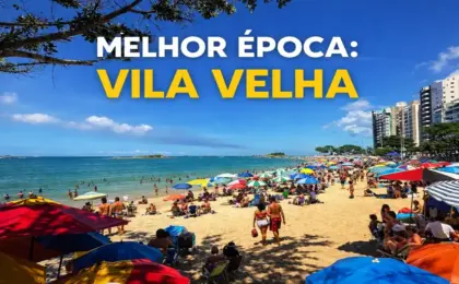 Melhor época para ir a Vila Velha: Quando viajar para fugir da chuva e pegar praia. 9 Praia da Costa em Vila Velha lotada de turistas em dia de sol com letreiro Melhor Época para Viajar.