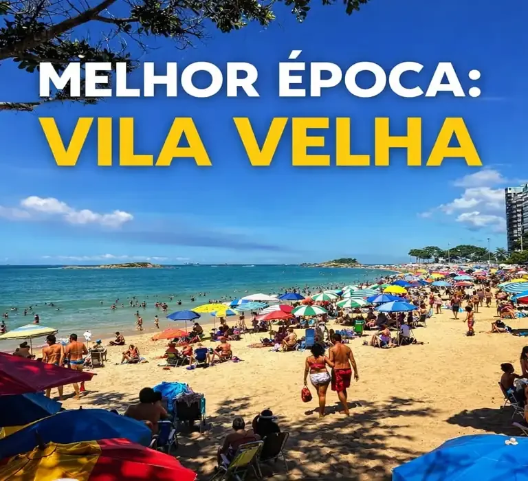 Praia da Costa em Vila Velha lotada de turistas em dia de sol com letreiro Melhor Época para Viajar.