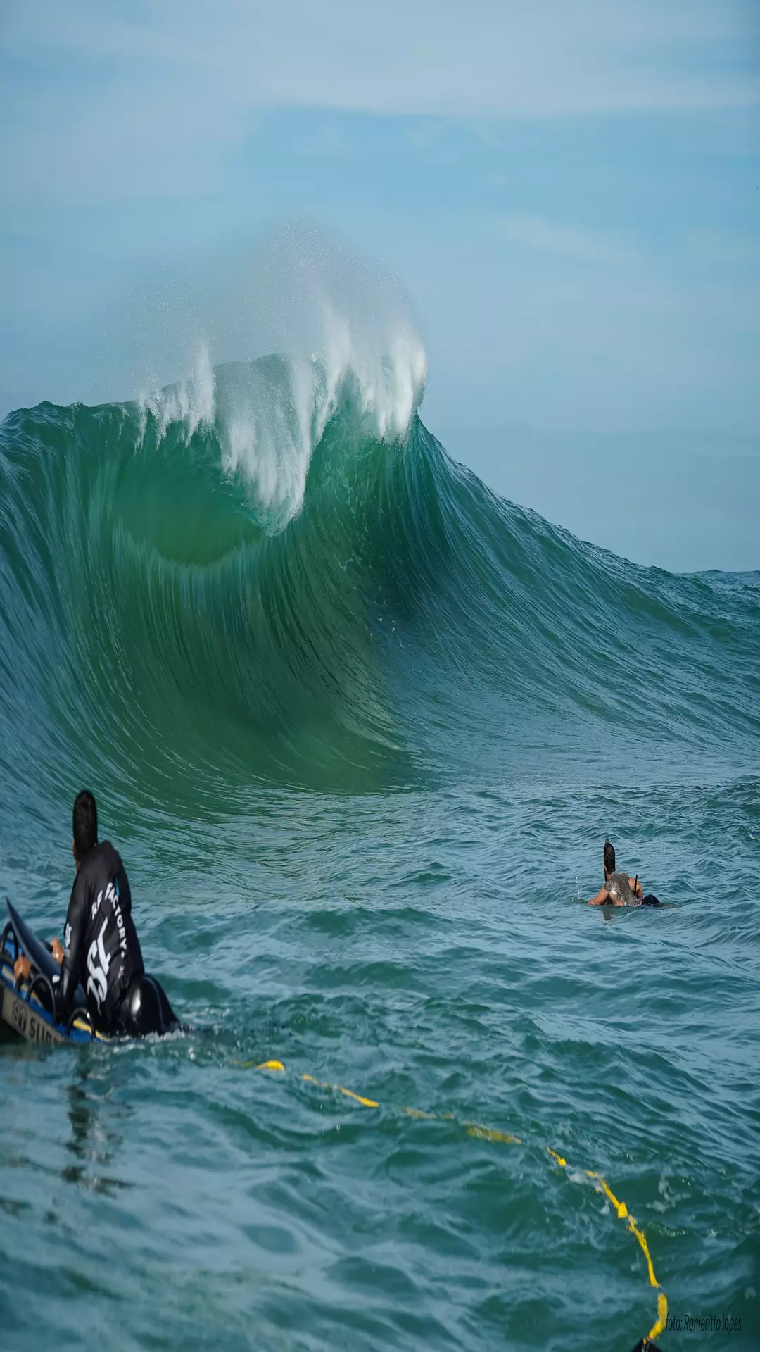 Surfe de ondas grandes na Laje da Avalanche