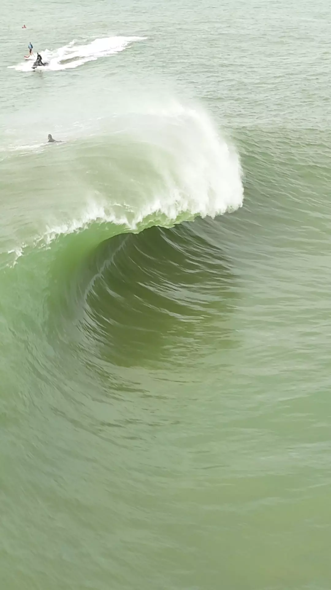 Surfista em onda grande na Avalanche em Vila Velha
