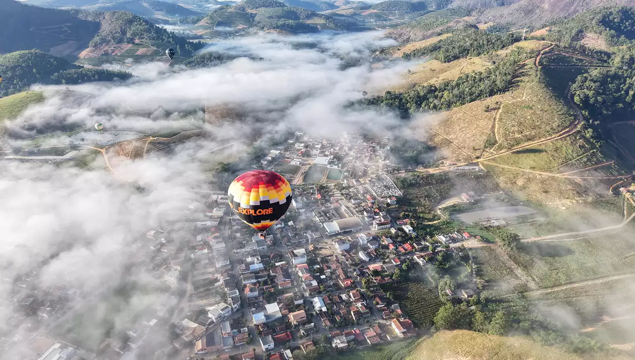 Pancas no Espírito Santo com formações rochosas e estrada no interior
