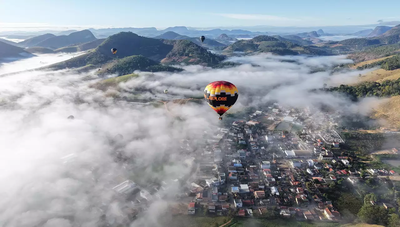 cidades de passagem no Espírito Santo com estrada, montanhas e parada de viagem