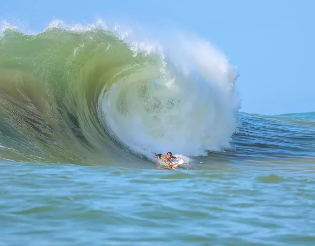 Maior Onda de 2025 é surfada na Laje do Avalanche em Vila Velha