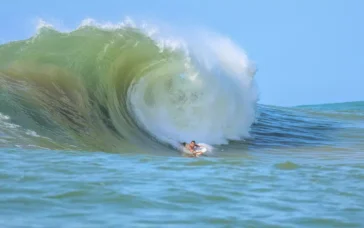 Maior Onda de 2025 é surfada na Laje do Avalanche em Vila Velha
