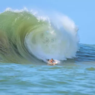 Maior Onda de 2025 é surfada na Laje do Avalanche em Vila Velha