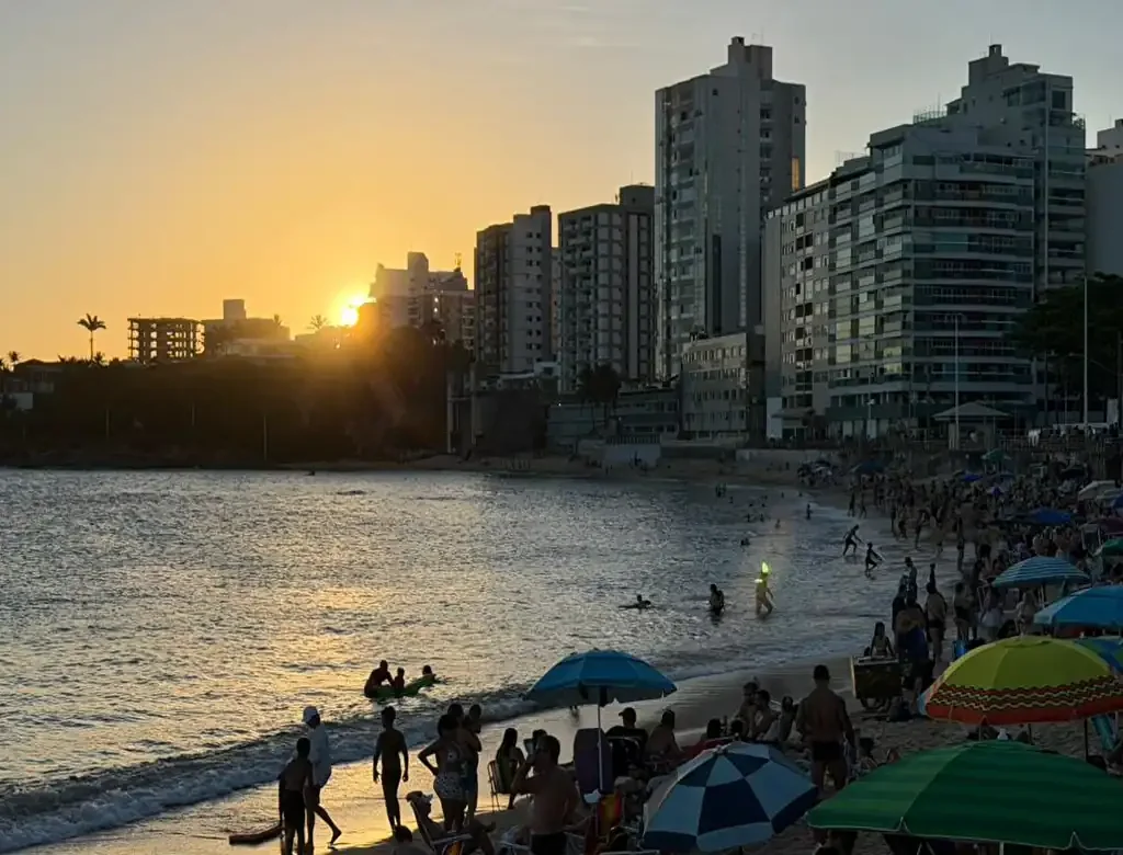 Calor Leva Multidão às Praias de Guarapari Neste Sábado