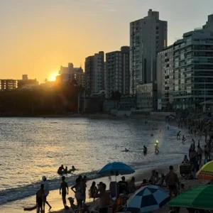 Calor Leva Multidão às Praias de Guarapari Neste Sábado