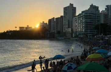 Calor Leva Multidão às Praias de Guarapari Neste Sábado