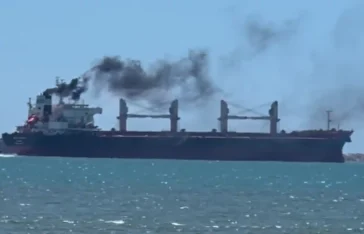 Flagrante na Praia de Camburi: Navio Solta Fumaça Preta!