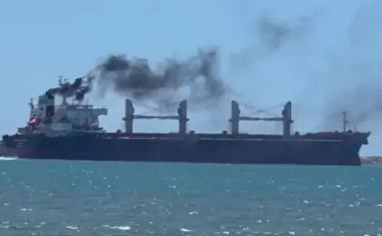 Flagrante na Praia de Camburi: Navio Solta Fumaça Preta!