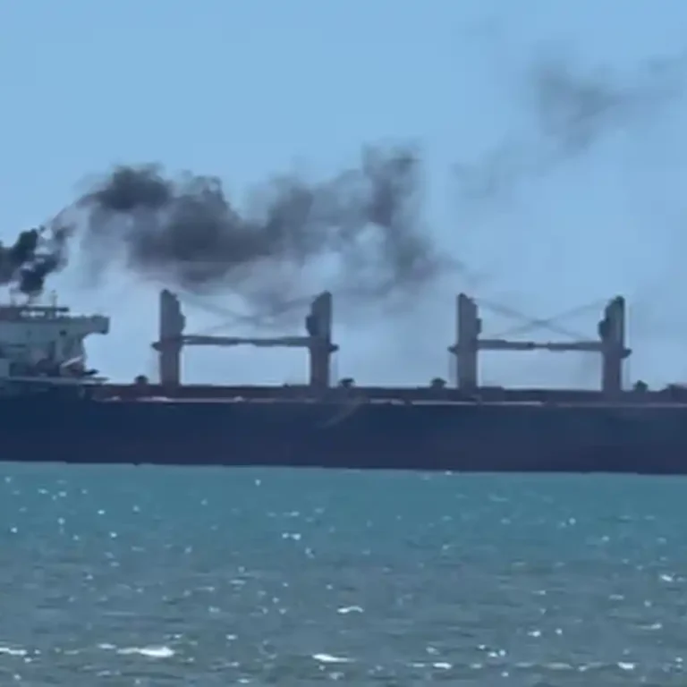 Flagrante na Praia de Camburi: Navio Solta Fumaça Preta!