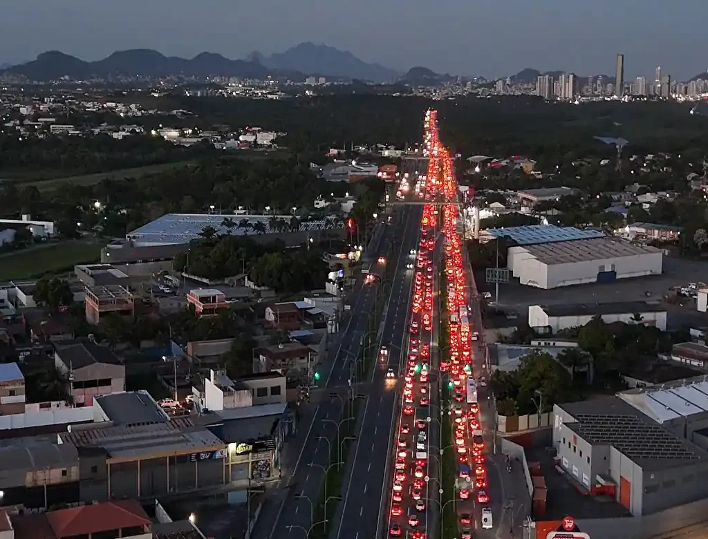 Haja paciência: Volta das praias trava Rodosol e BR-262 neste fim de tarde