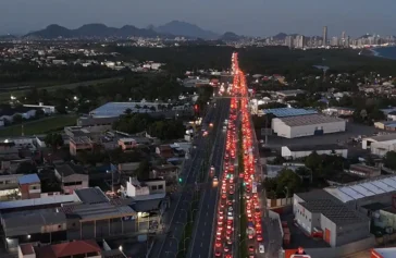 Haja paciência: Volta das praias trava Rodosol e BR-262 neste fim de tarde