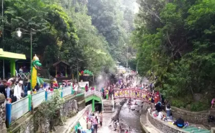 Inundação Repentina Indonésia Devastação em Guci, Tegal