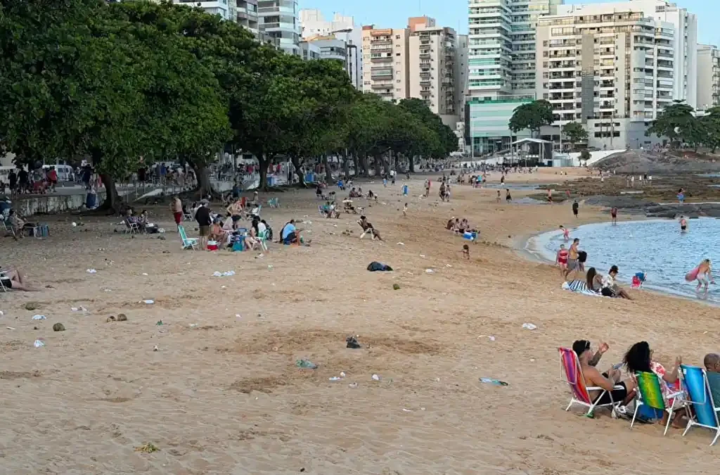 Lixo nas praias de Guarapari: impactos, leis e como agir