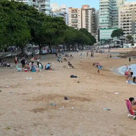 Lixo nas praias de Guarapari: impactos, leis e como agir