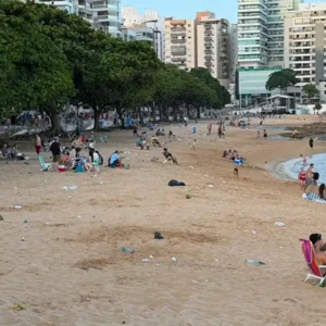 Lixo nas praias de Guarapari: impactos, leis e como agir