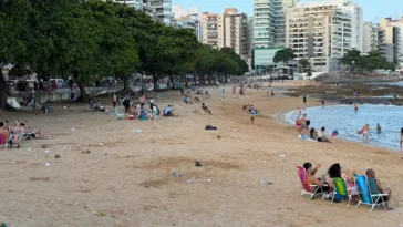 Lixo nas praias de Guarapari: impactos, leis e como agir