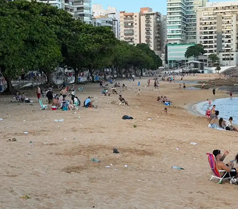 Lixo nas praias de Guarapari: impactos, leis e como agir