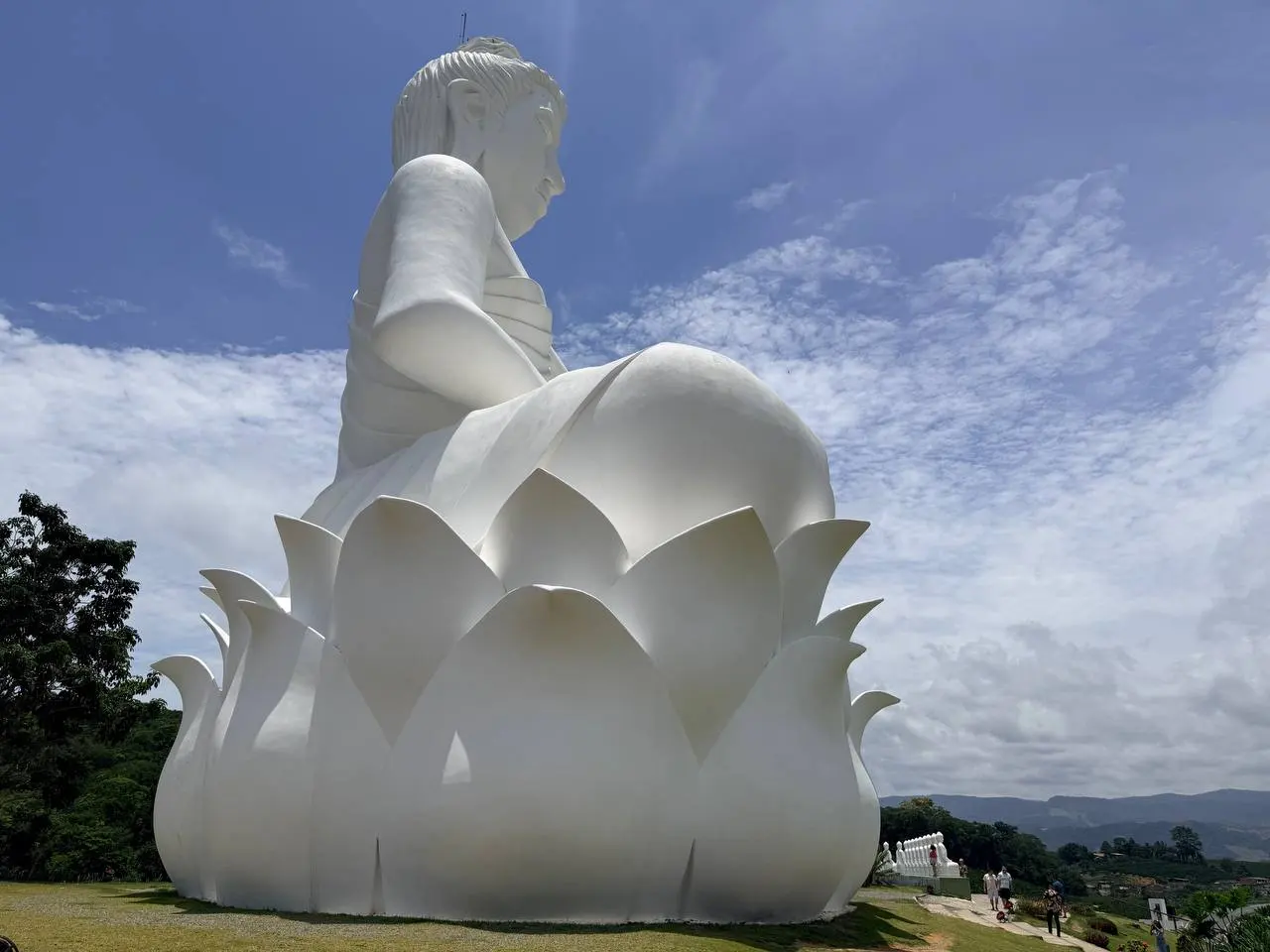 O Buda gigante de Ibiraçu visto de todos os ângulos