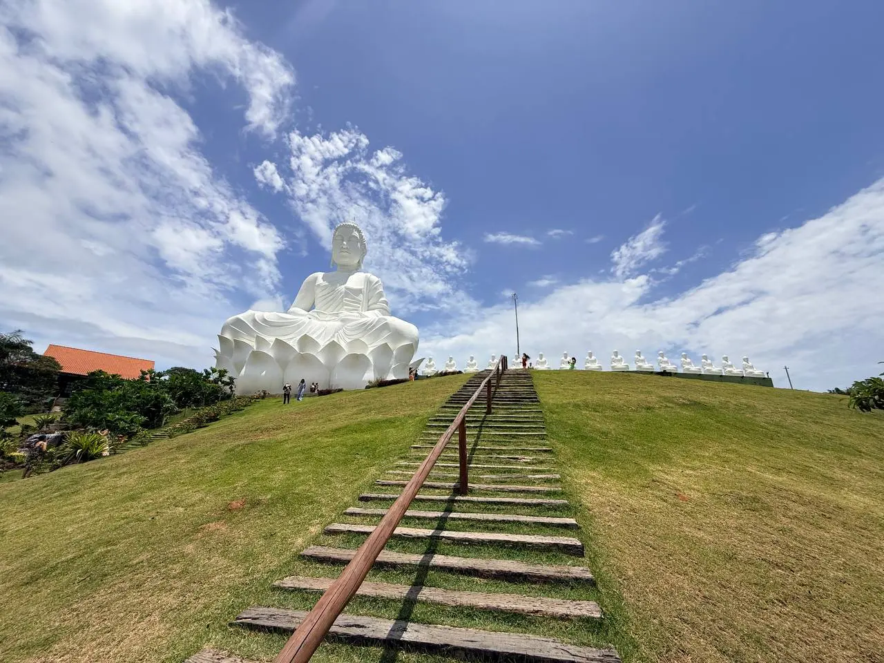 O Buda gigante de Ibiraçu visto de todos os ângulos