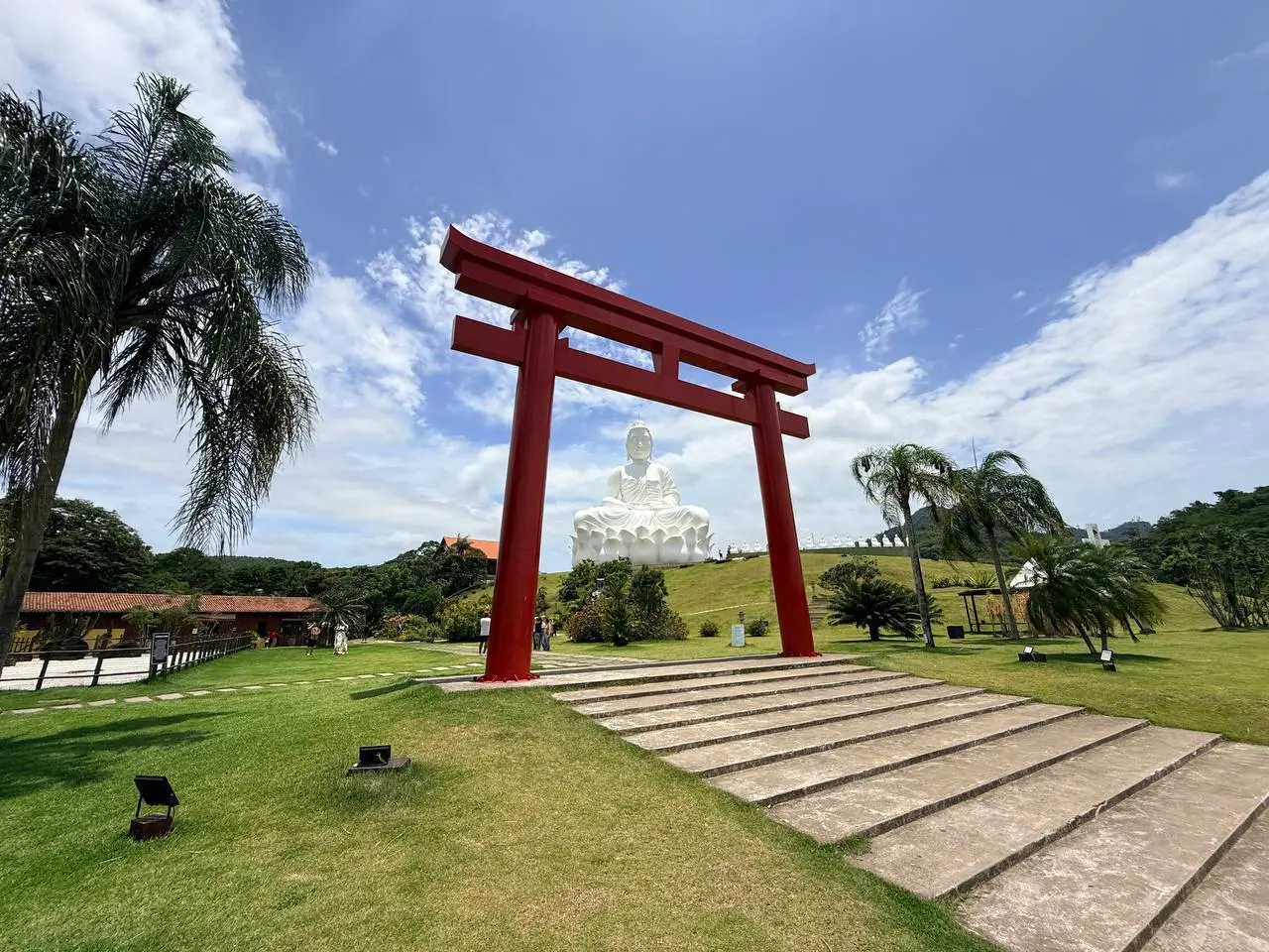 O Buda gigante de Ibiraçu visto de todos os ângulos