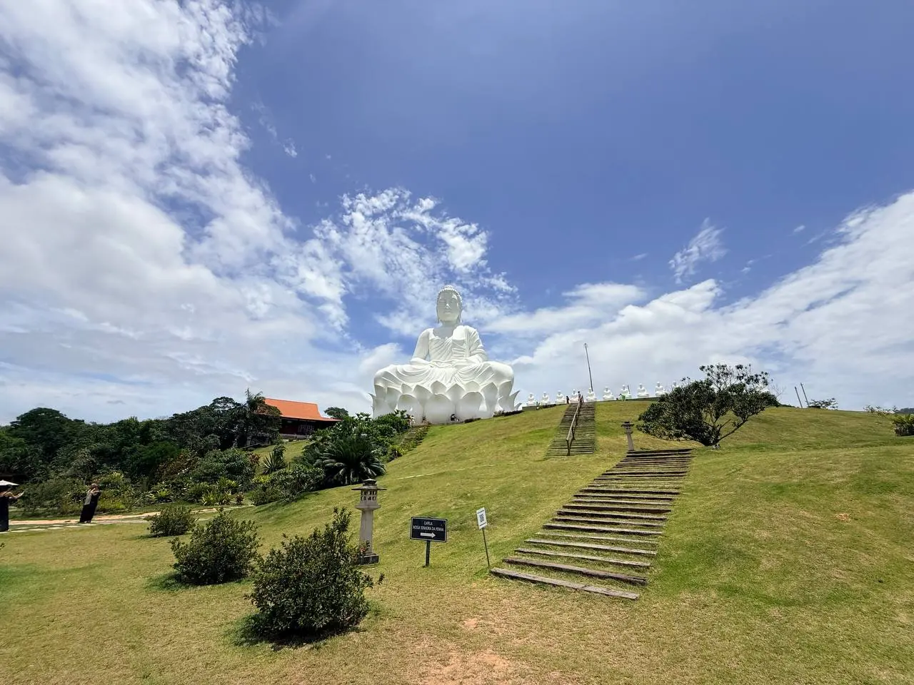 O Buda gigante de Ibiraçu visto de todos os ângulos