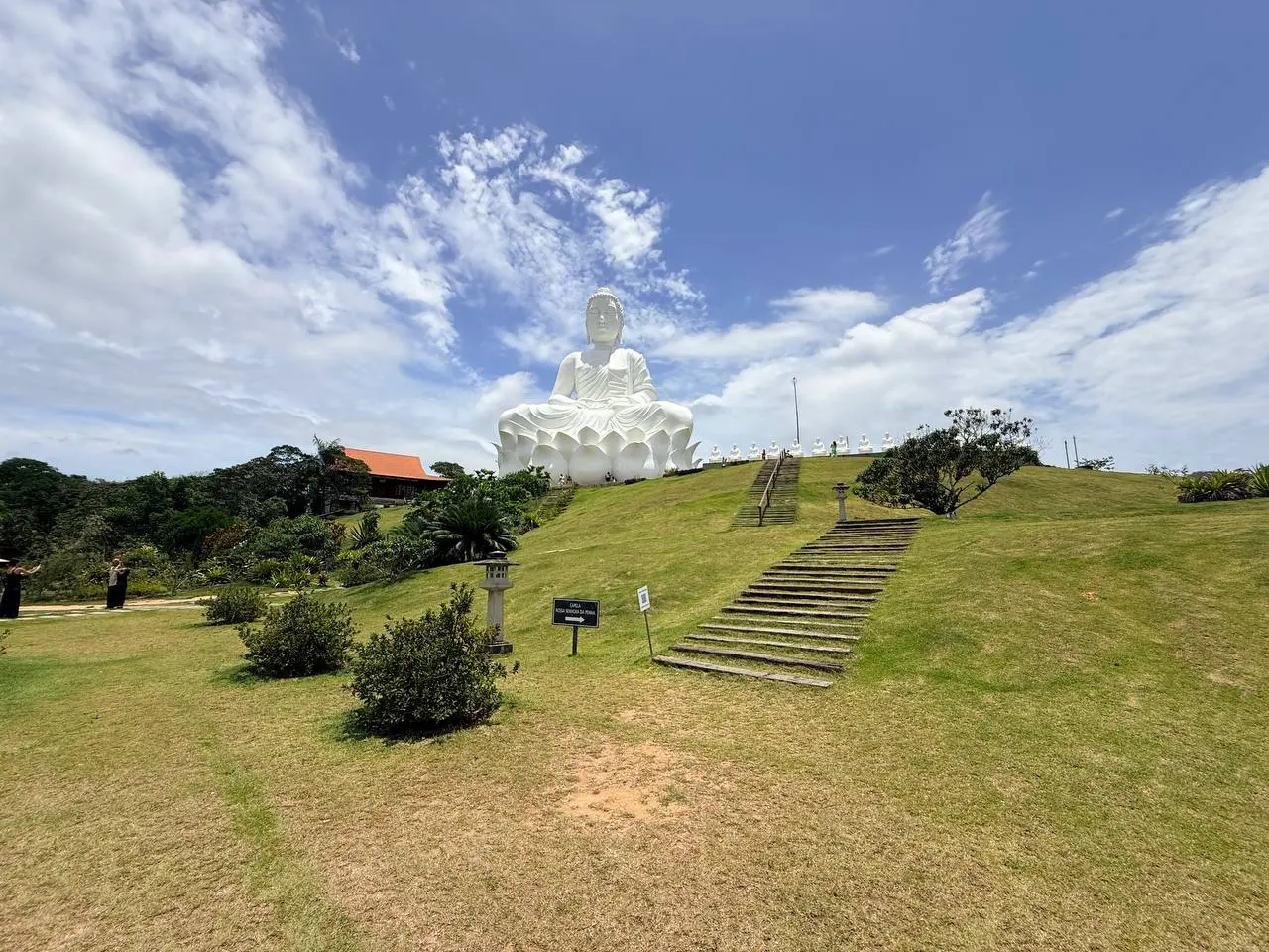 O Buda gigante de Ibiraçu visto de todos os ângulos