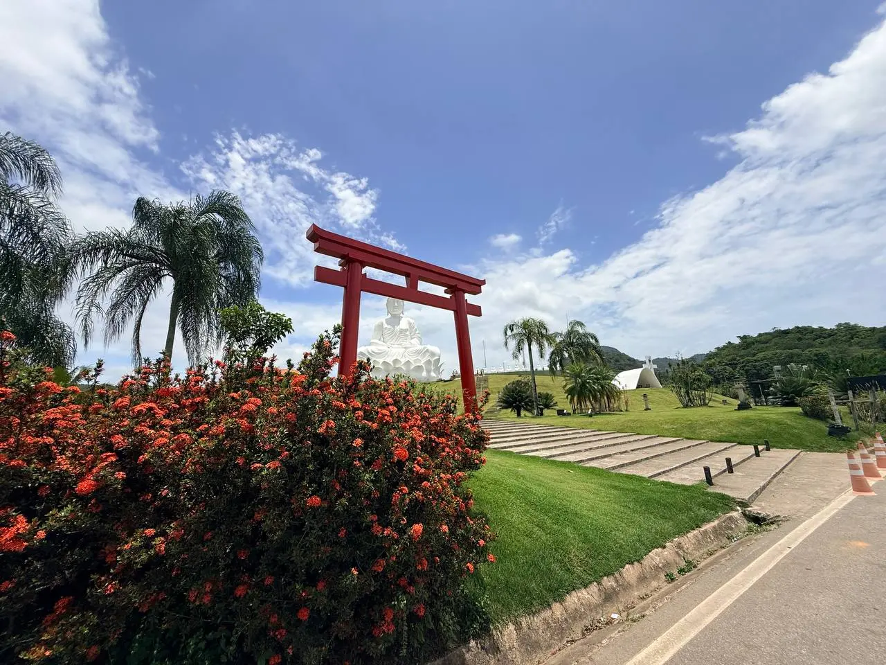 O Buda gigante de Ibiraçu visto de todos os ângulos