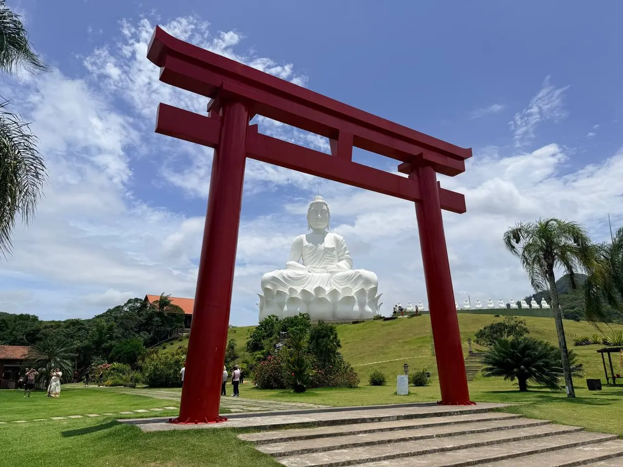 O Buda gigante de Ibiraçu visto de todos os ângulos