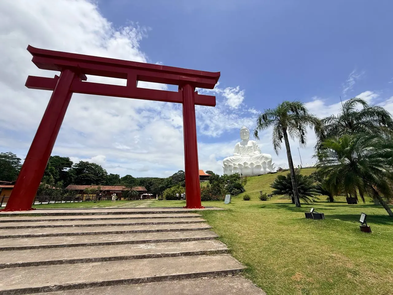 O Buda gigante de Ibiraçu visto de todos os ângulos