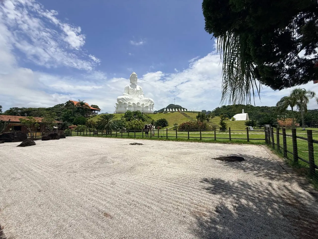 O Buda gigante de Ibiraçu visto de todos os ângulos