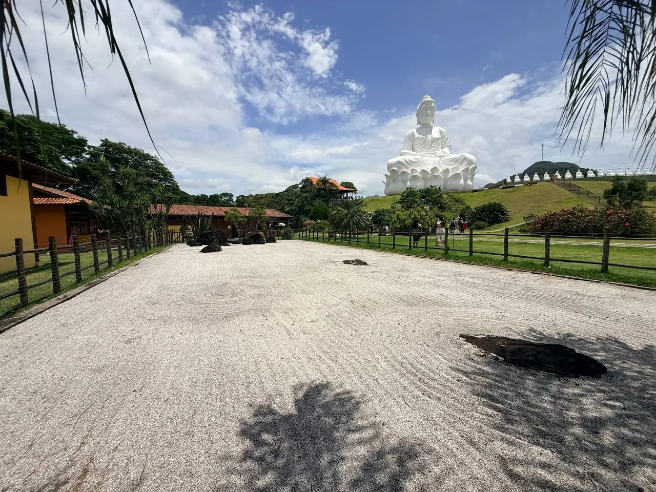 O Buda gigante de Ibiraçu visto de todos os ângulos