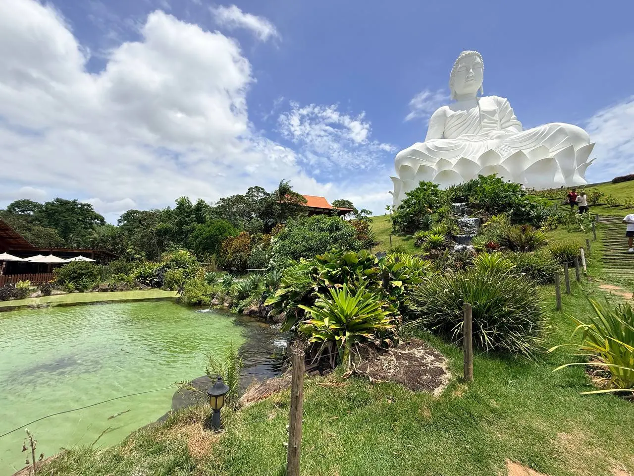 O Buda gigante de Ibiraçu visto de todos os ângulos